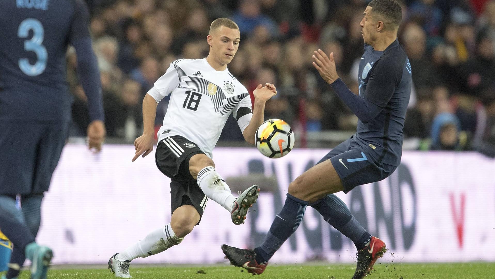 Nationalspieler Joshua Kimmich im Zweikampf mit Englands Jake Livermoore beim Test-Länderspiel am vergangenen Freitag.