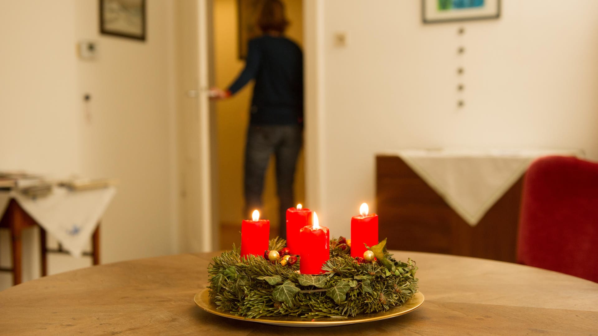 Schön, aber nicht ungefährlich: Wer aus dem Zimmer geht, bläst die Kerzen am Adventskranz lieber aus. Schön, aber nicht ungefährlich: Wer aus dem Zimmer geht, bläst die Kerzen am Adventskranz lieber aus.