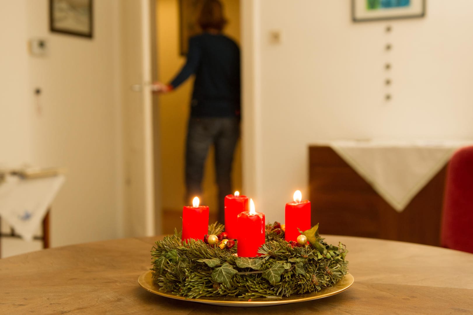 Schön, aber nicht ungefährlich: Wer aus dem Zimmer geht, bläst die Kerzen am Adventskranz lieber aus. Schön, aber nicht ungefährlich: Wer aus dem Zimmer geht, bläst die Kerzen am Adventskranz lieber aus.