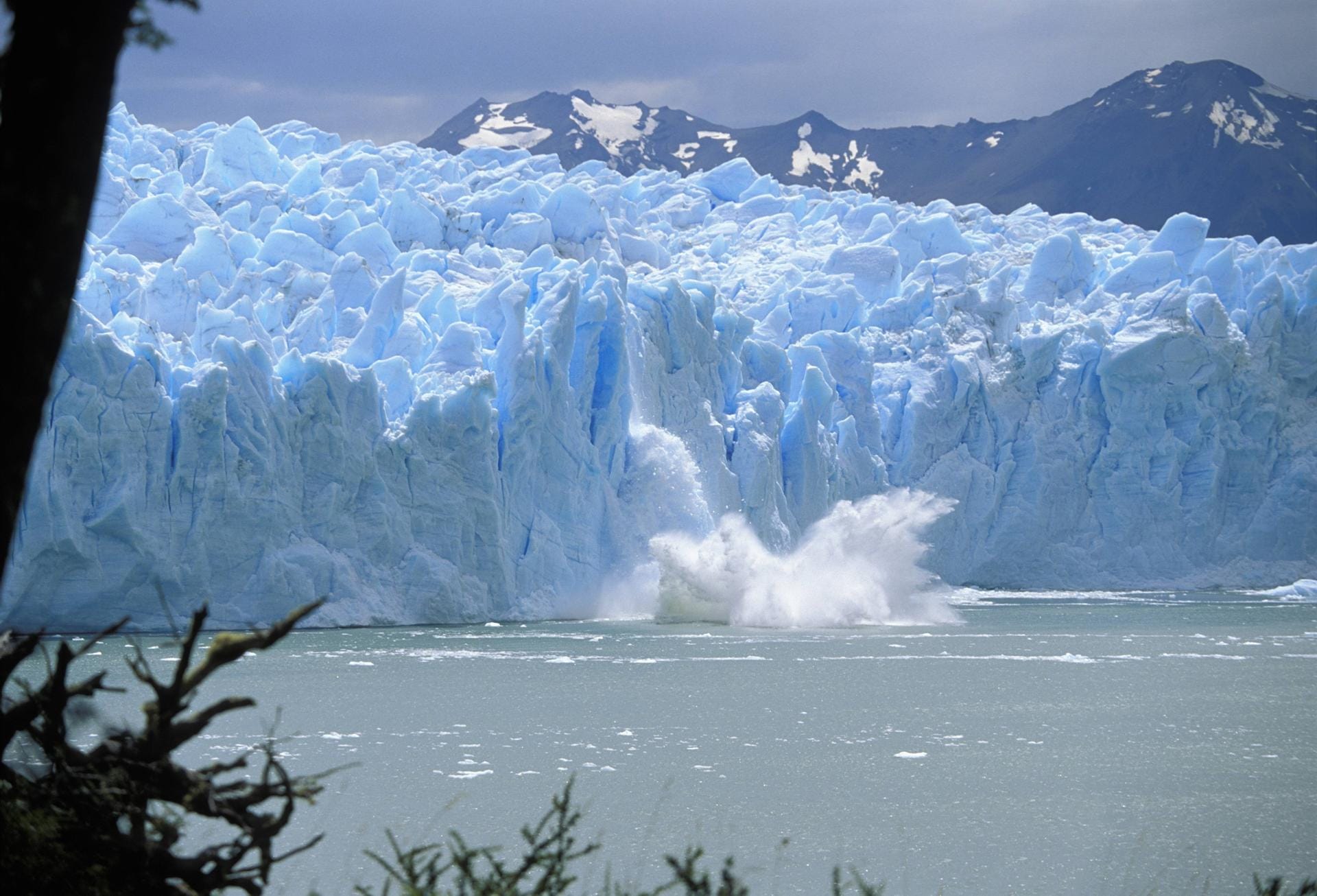 Eis löst sich vom Perito-Moreno-Gletscher im "Campo de Hielo Sur ", das größte Gletschergebiets Patagoniens.