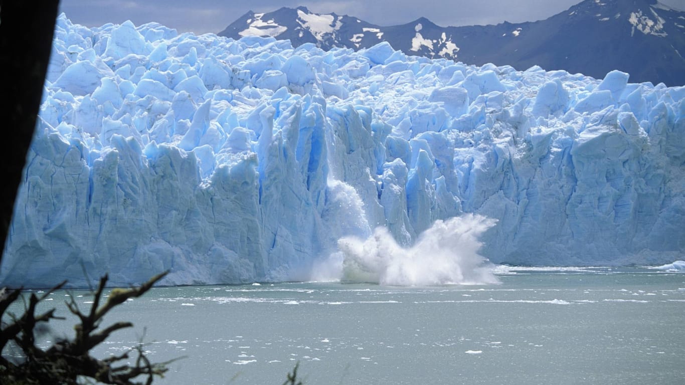 Eis löst sich vom Perito-Moreno-Gletscher im "Campo de Hielo Sur ", das größte Gletschergebiets Patagoniens.