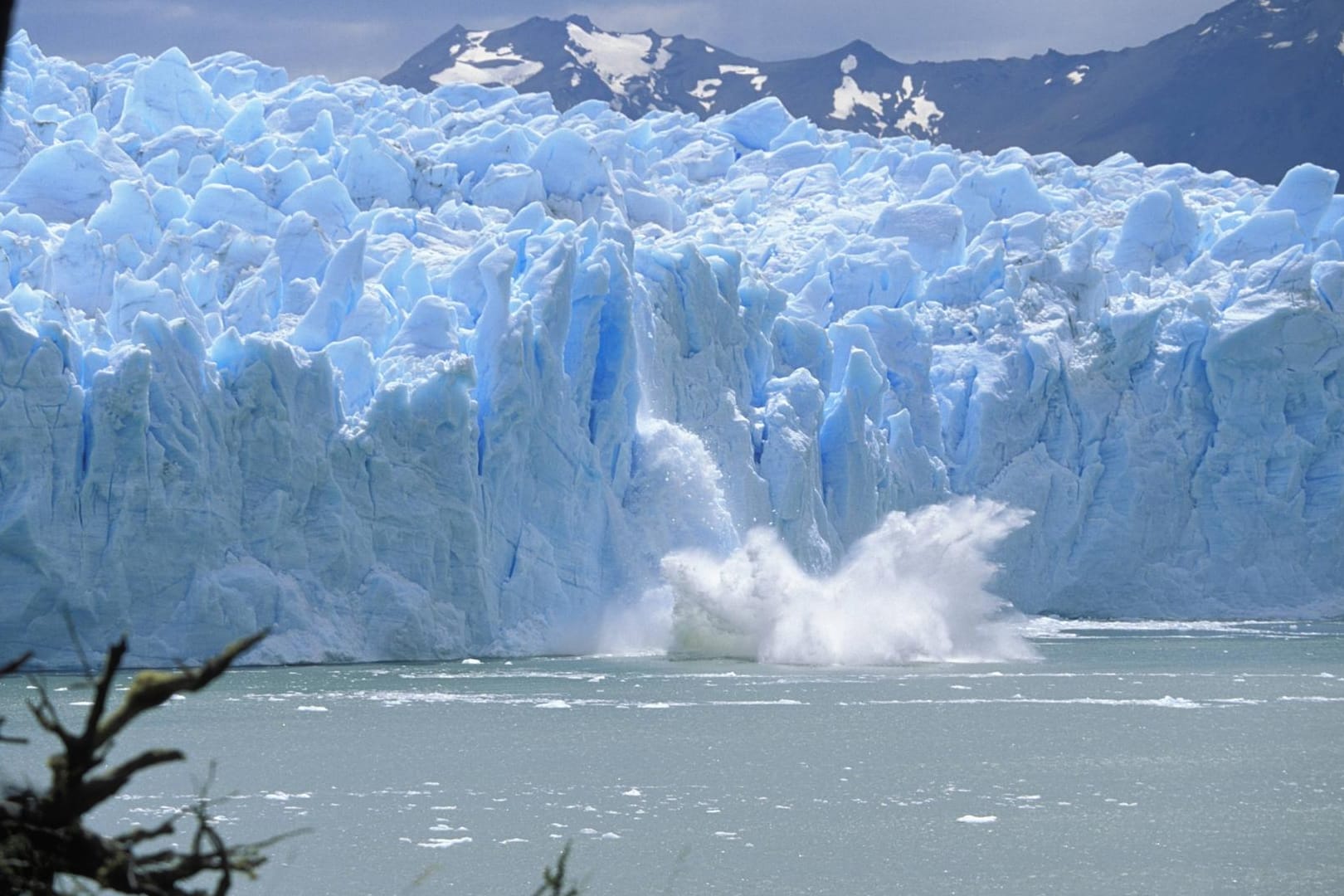 Eis löst sich vom Perito-Moreno-Gletscher im "Campo de Hielo Sur ", das größte Gletschergebiets Patagoniens.