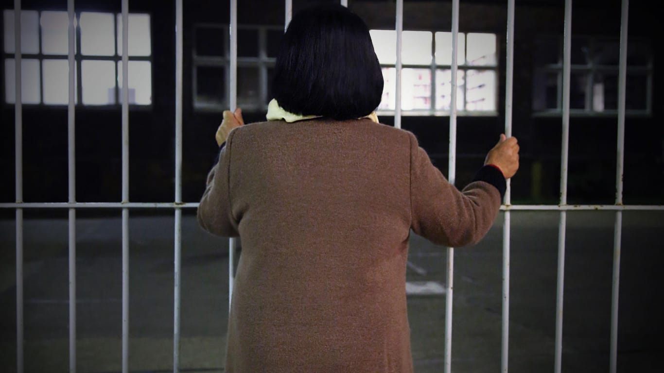 Kim Jung Hyun im alten Stasi-Gefängnis: Aus Angst vor dem nordkoreanischen Geheimdienst möchte sie ihr Gesicht nicht fotografieren lassen.