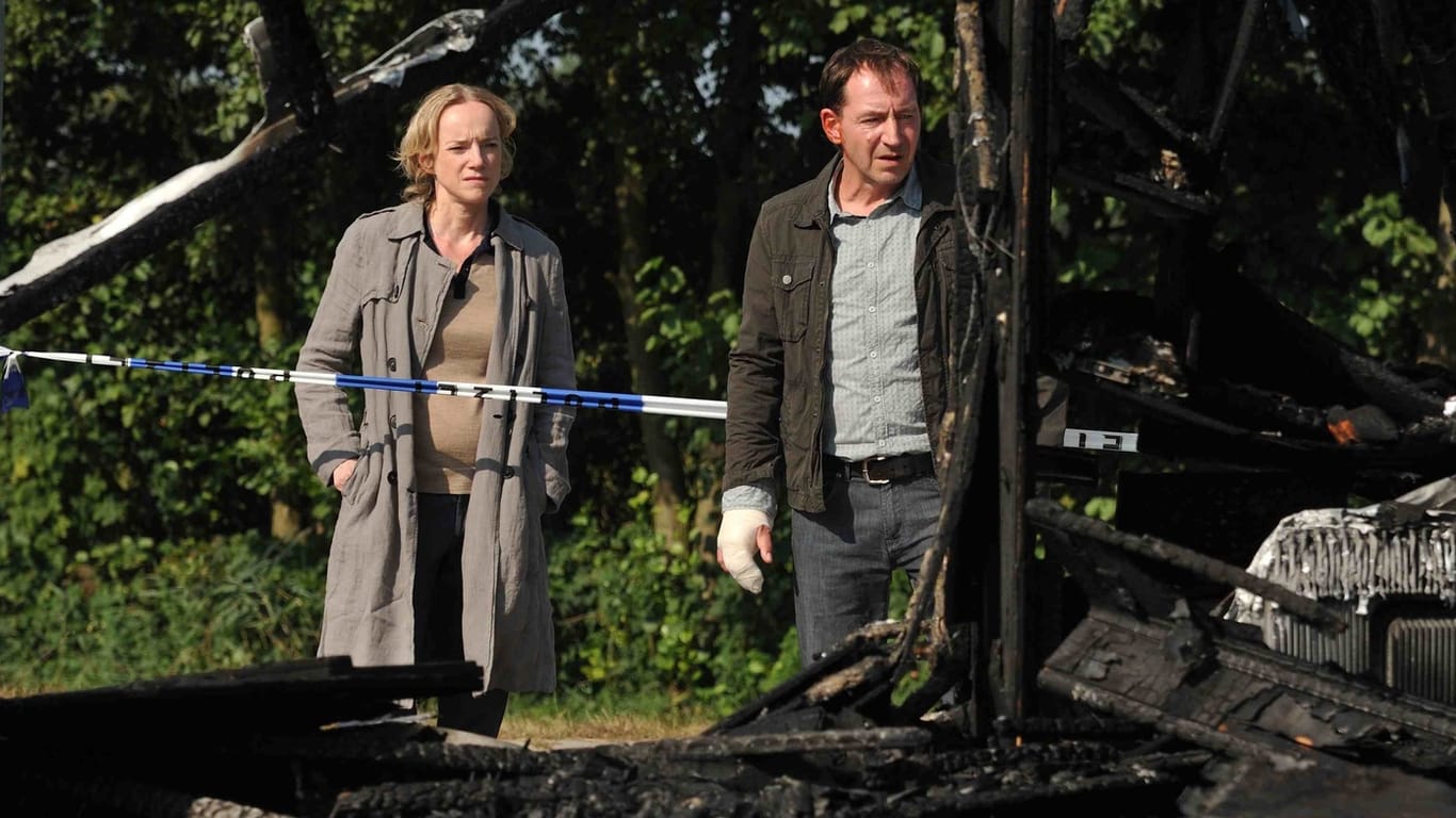 Marlene (Claudia Geisler, l.) und Fichte (Thorsten Merten, r.) fragen sich: Unfall oder Anschlag?