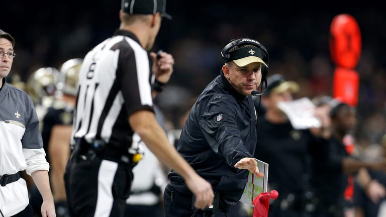 Die Coaches in der NFL (hier Sean Payton: New Orleans Saints) können mit einer roten Flagge den Videobeweis anfordern.