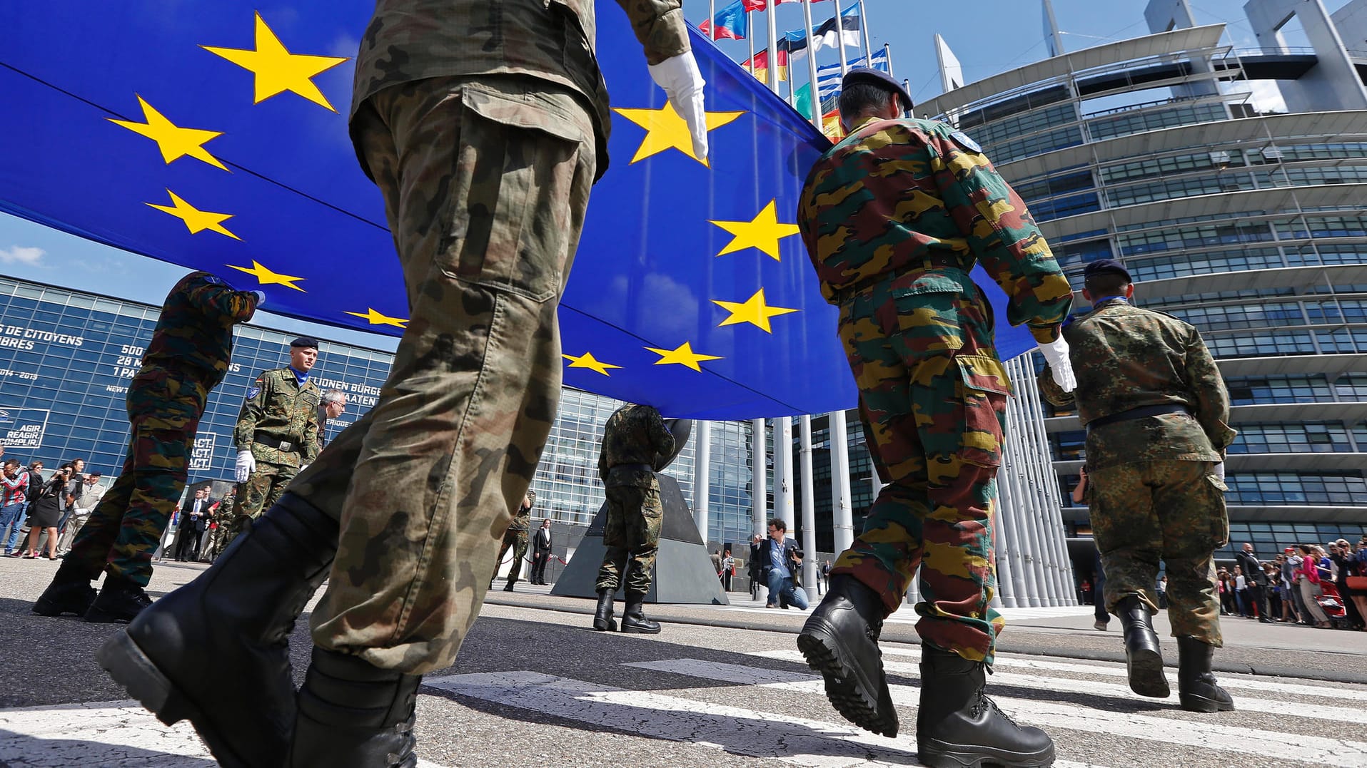 Soldaten des Eurokorps hissen die EU-Flagge in Strasburg: An dem gemeinsamen Kommando nahmen bisher nur Frankreich, Deutschland, Belgien, Spanien und Luxemburg teil.