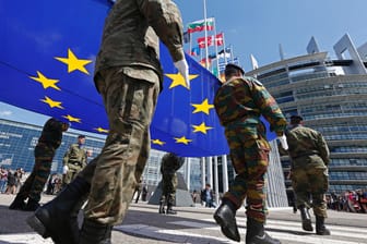 Soldaten des Eurokorps hissen die EU-Flagge in Strasburg: An dem gemeinsamen Kommando nahmen bisher nur Frankreich, Deutschland, Belgien, Spanien und Luxemburg teil.
