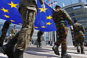 Soldaten des Eurokorps hissen die EU-Flagge in Strasburg: An dem gemeinsamen Kommando nahmen bisher nur Frankreich, Deutschland, Belgien, Spanien und Luxemburg teil.