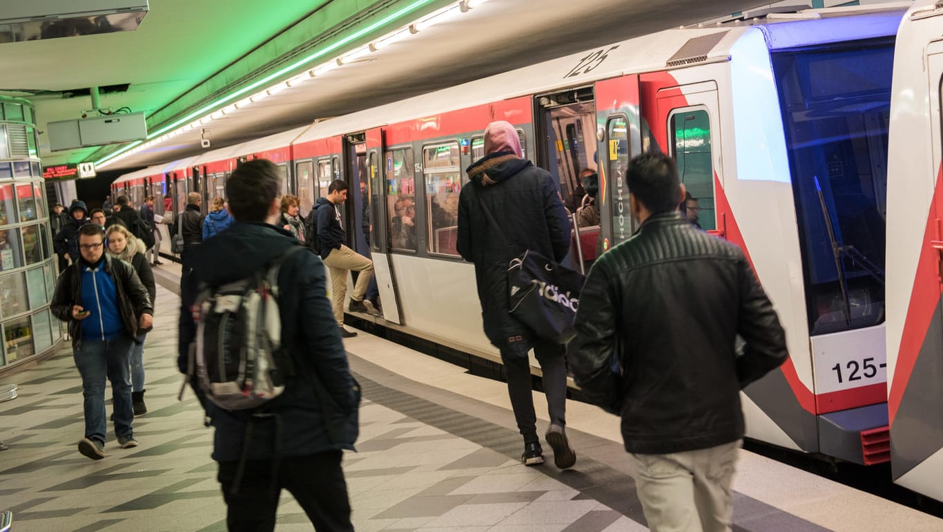Pendler in der Hamburger U-Bahn: Die Politik streitet über eine Flexibilisierung der Arbeitszeit.