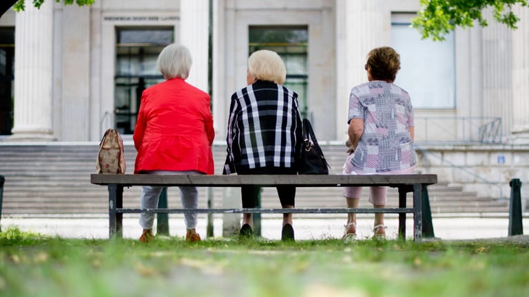 Ältere Damen auf einer Bank in Hannover: Im kommenden Jahr können sich Rentner auf einen kräftigeren Anstieg ihrer Bezüge freuen.