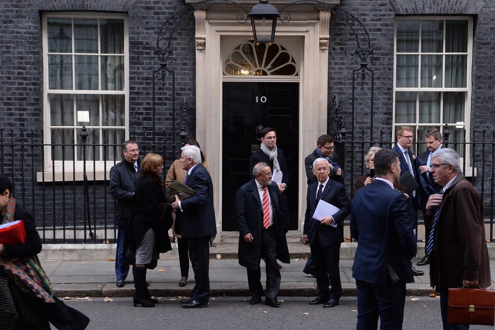 Europäische Wirtschaftsvertreter verlassen den Amtssitz der britischen Premierministerin.