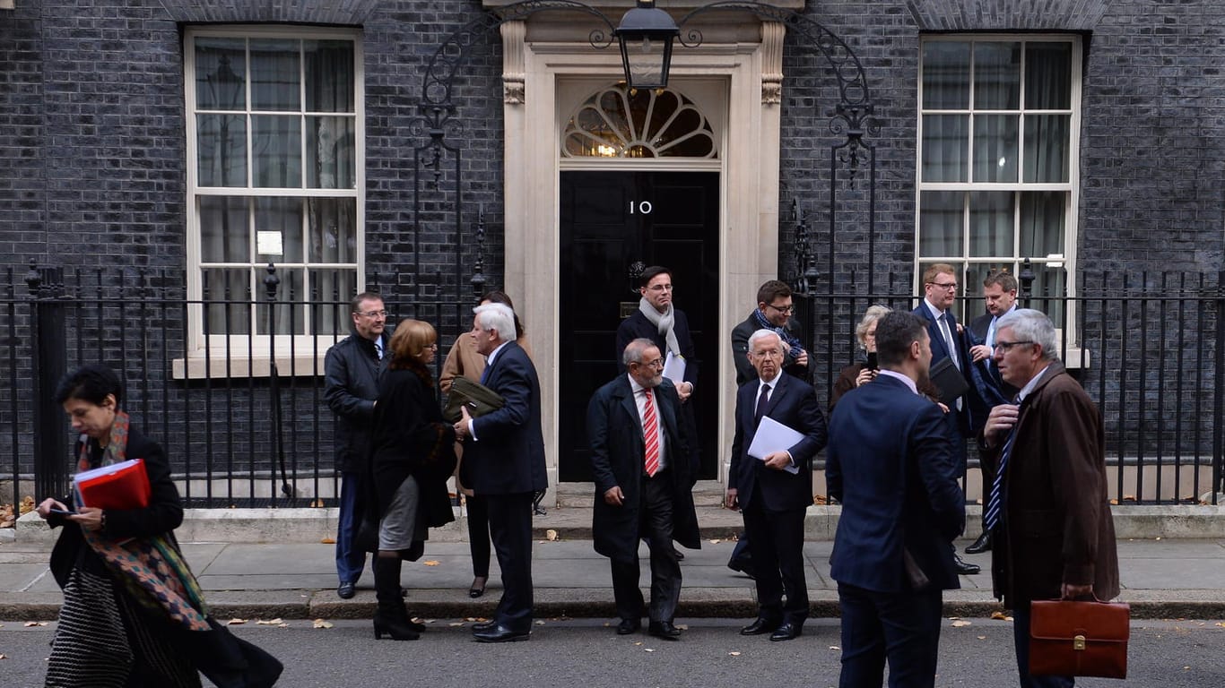 Europäische Wirtschaftsvertreter verlassen den Amtssitz der britischen Premierministerin.