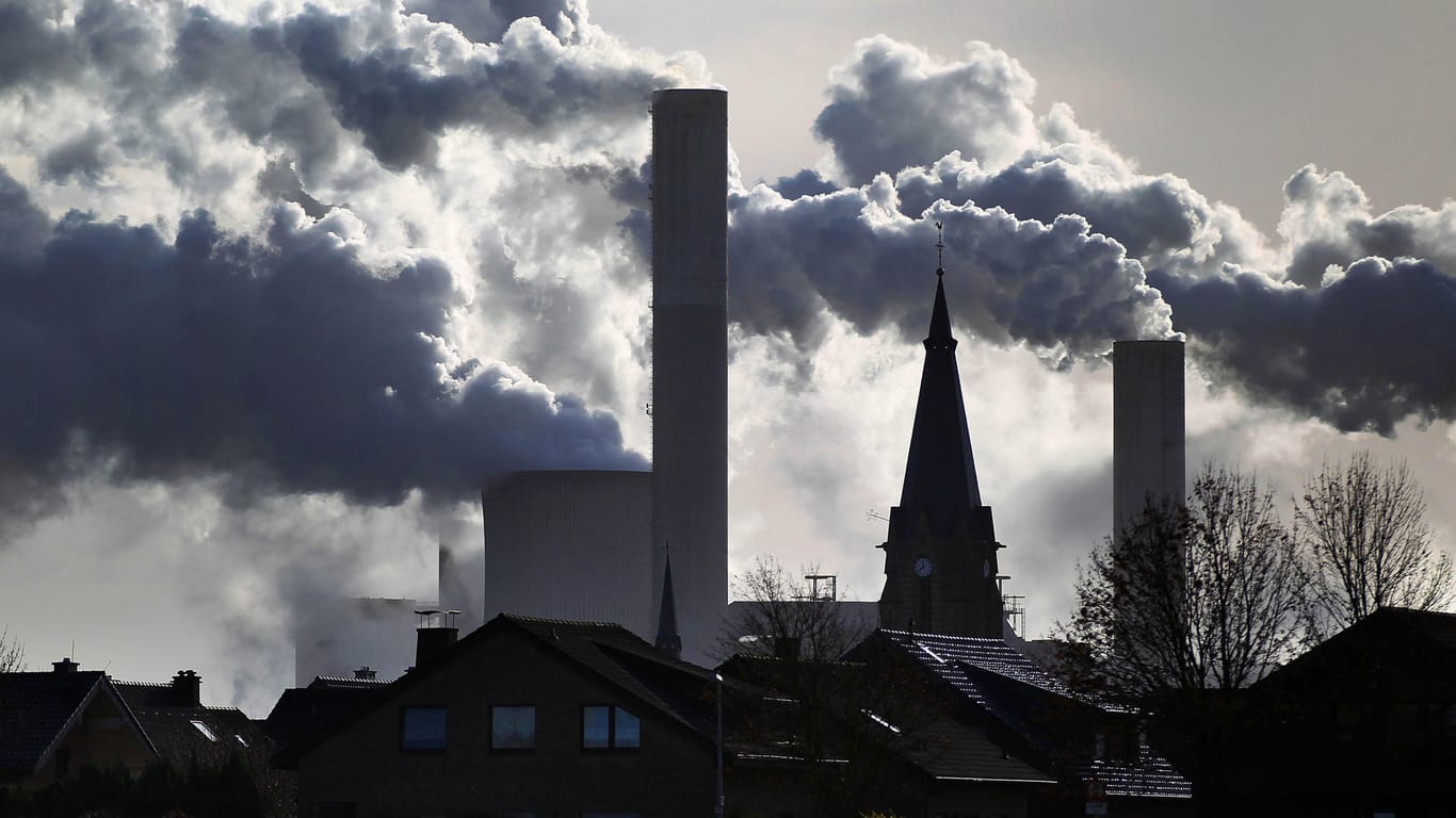 Rauch und Dampf aus den Kühltürmen und Schornsteinen des RWE-Braunkohlekraftwerks Frimmersdorf bei Grevenbroich