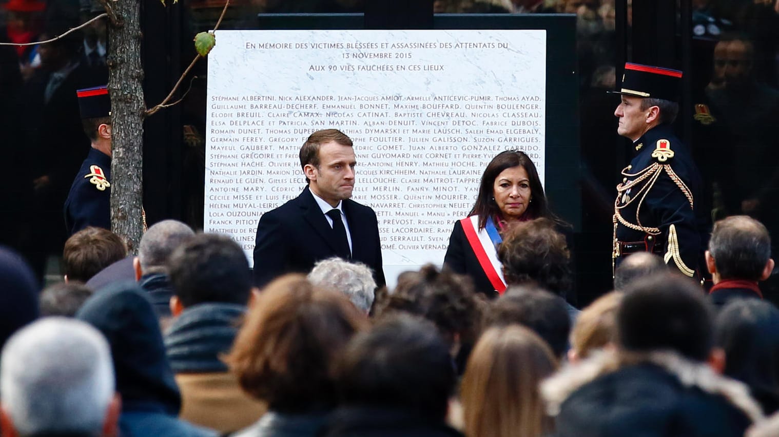 Trauer in Paris: Präsident Emmanuel Macron und Bürgermeisterin Anne Hidalgo gedenken vor der Konzerthalle Bataclan der Terroropfer von 2015.