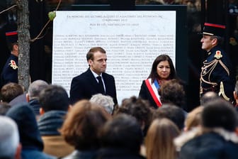 Trauer in Paris: Präsident Emmanuel Macron und Bürgermeisterin Anne Hidalgo gedenken vor der Konzerthalle Bataclan der Terroropfer von 2015.