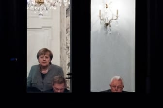 Kanzlerin Merkel (l-r), FDP-Chef Lindner und FDP-Vize Kubicki während der Sondierungsgespräche in der Parlamentarischen Gesellschaft in Berlin.