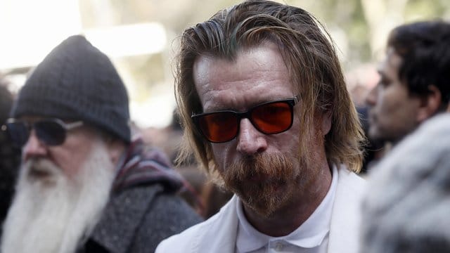 Jesse Hughes, Sänger der Eagles of Death Metal, nimmt an einer Gedenkveranstaltung für die Opfer des Terroranschlags vom 13. Jesse Hughes, Sänger der Eagles of Death Metal, nimmt an einer Gedenkveranstaltung für die Opfer des Terroranschlags vom 13.