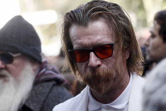 Jesse Hughes, Sänger der Eagles of Death Metal, nimmt an einer Gedenkveranstaltung für die Opfer des Terroranschlags vom 13.