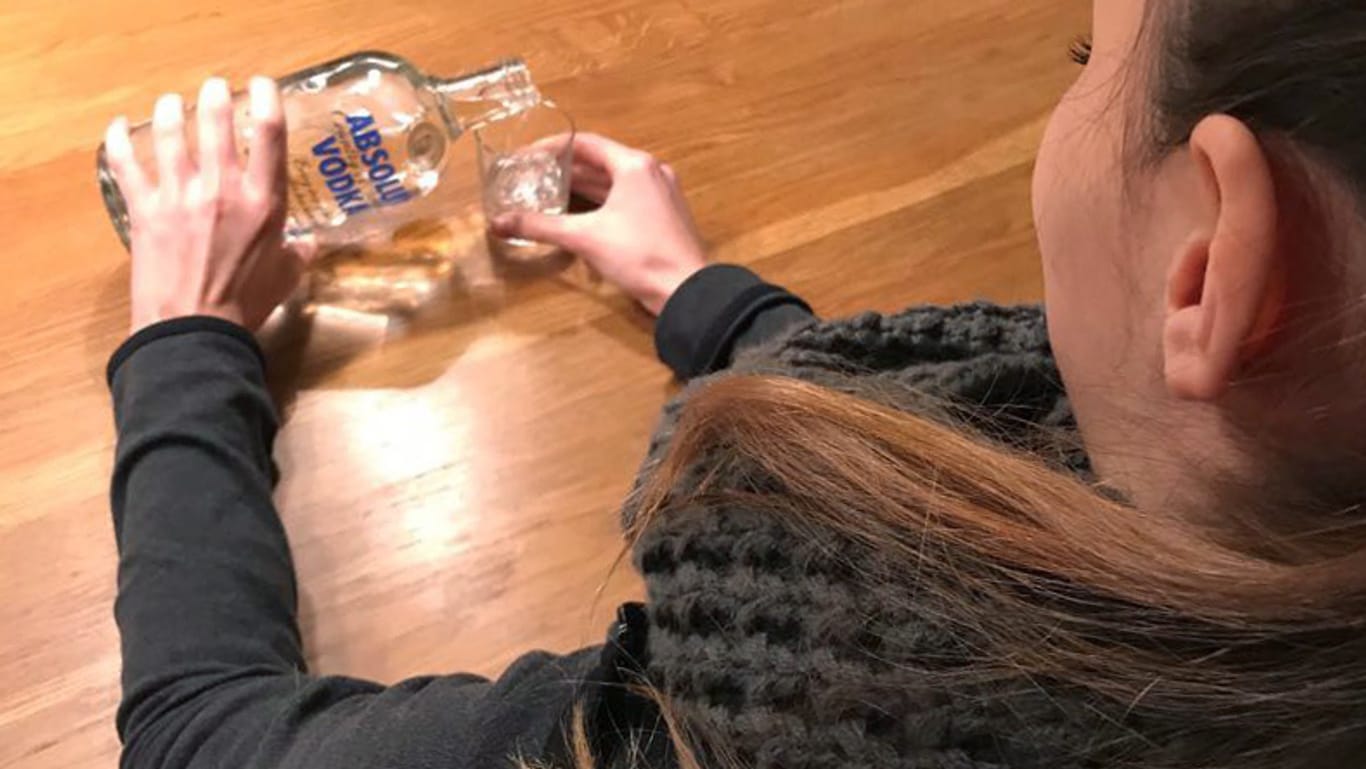 Die 17-jährige Anna schenkt sich einen Wodka ein: Zuvor hat sie sich die Flasche nach Hause liefern lassen.
