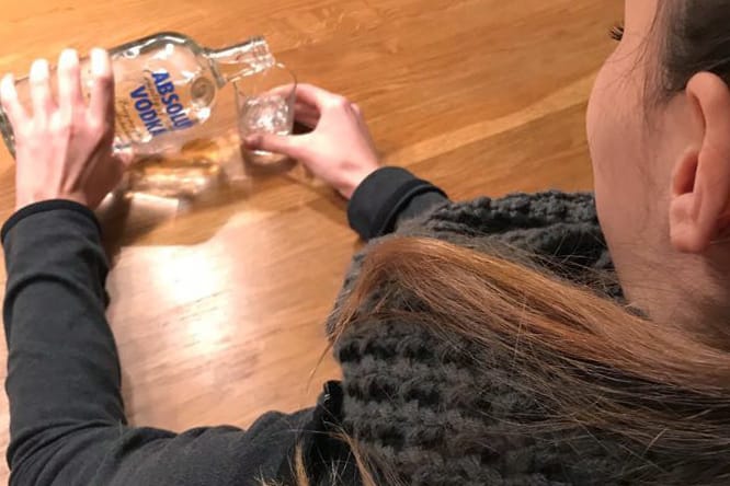 Die 17-jährige Anna schenkt sich einen Wodka ein: Zuvor hat sie sich die Flasche nach Hause liefern lassen.