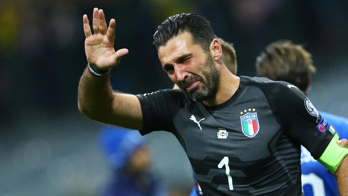 Nach der verpassten WM-Qualifikation kann Italiens Torwart-Legende Gianluigi Buffon seine Tränen nicht zurückhalten.