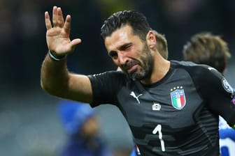 Nach der verpassten WM-Qualifikation kann Italiens Torwart-Legende Gianluigi Buffon seine Tränen nicht zurückhalten.
