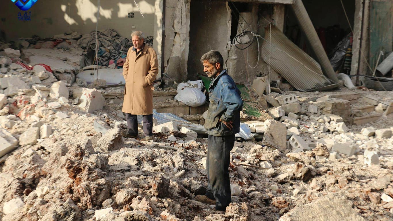 Bewohner durchsuchen Trümmer der zerstörten Gebäude im Norden Syriens.