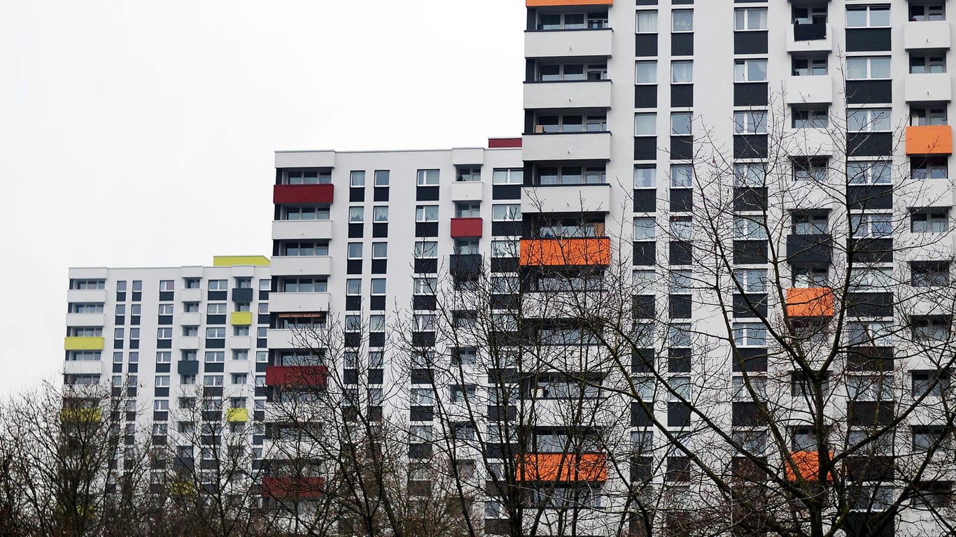 Wohnblöcke in Frankfurt: Hartz-IV-Empfänger haben keinen verfassungsrechtlichen Anspruch auf die komplette Übernahme von Wohn- und Heizkosten.