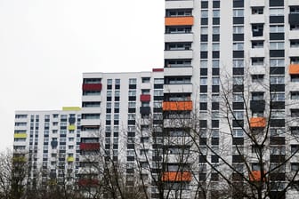 Wohnblöcke in Frankfurt: Hartz-IV-Empfänger haben keinen verfassungsrechtlichen Anspruch auf die komplette Übernahme von Wohn- und Heizkosten.