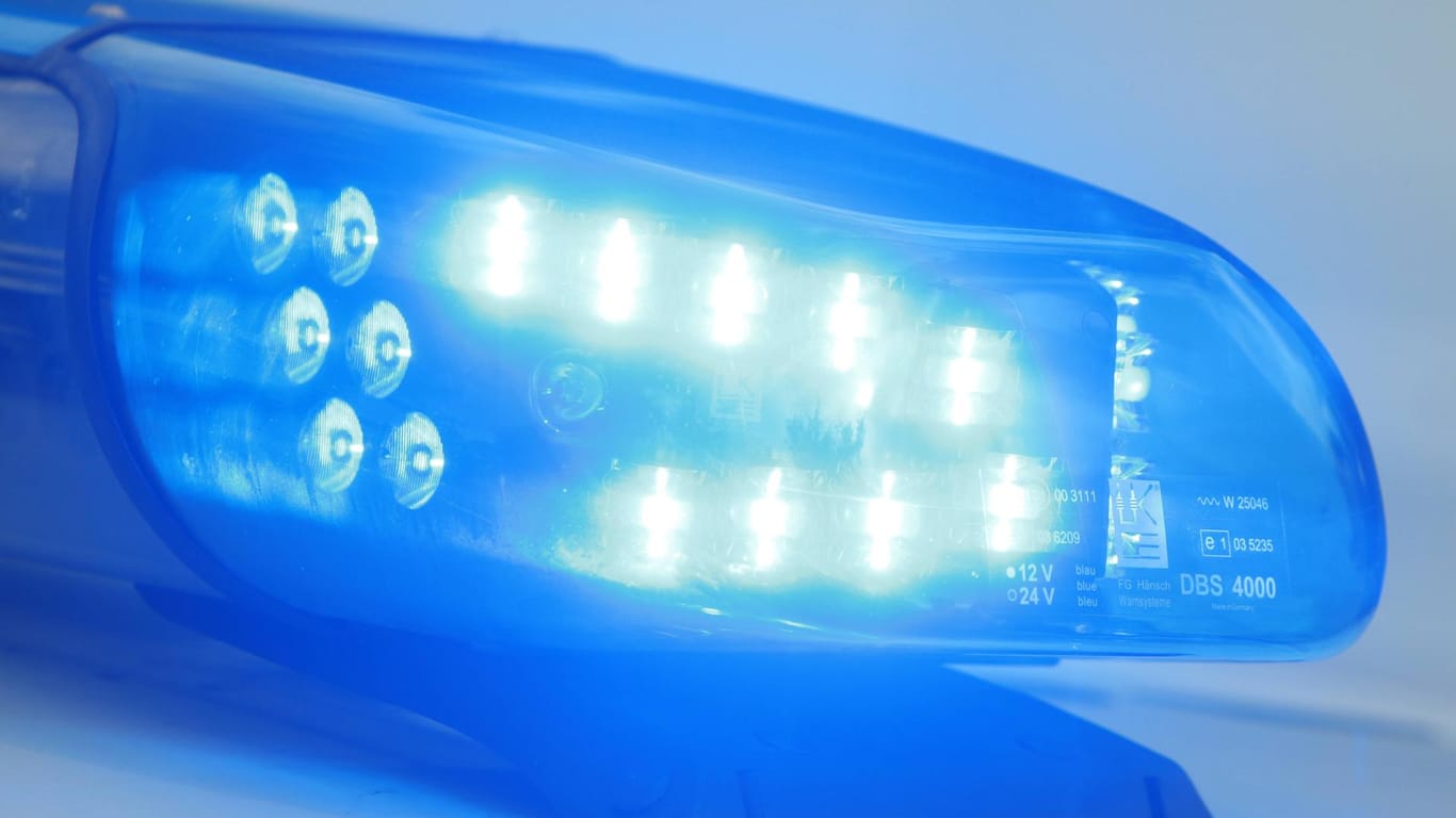 Eine Verfolgungsjagd endet in Rheinland-Pfalz, nachdem ein Autofahrer mit einem selbst eingebauten Blaulicht auf der A8 raste.