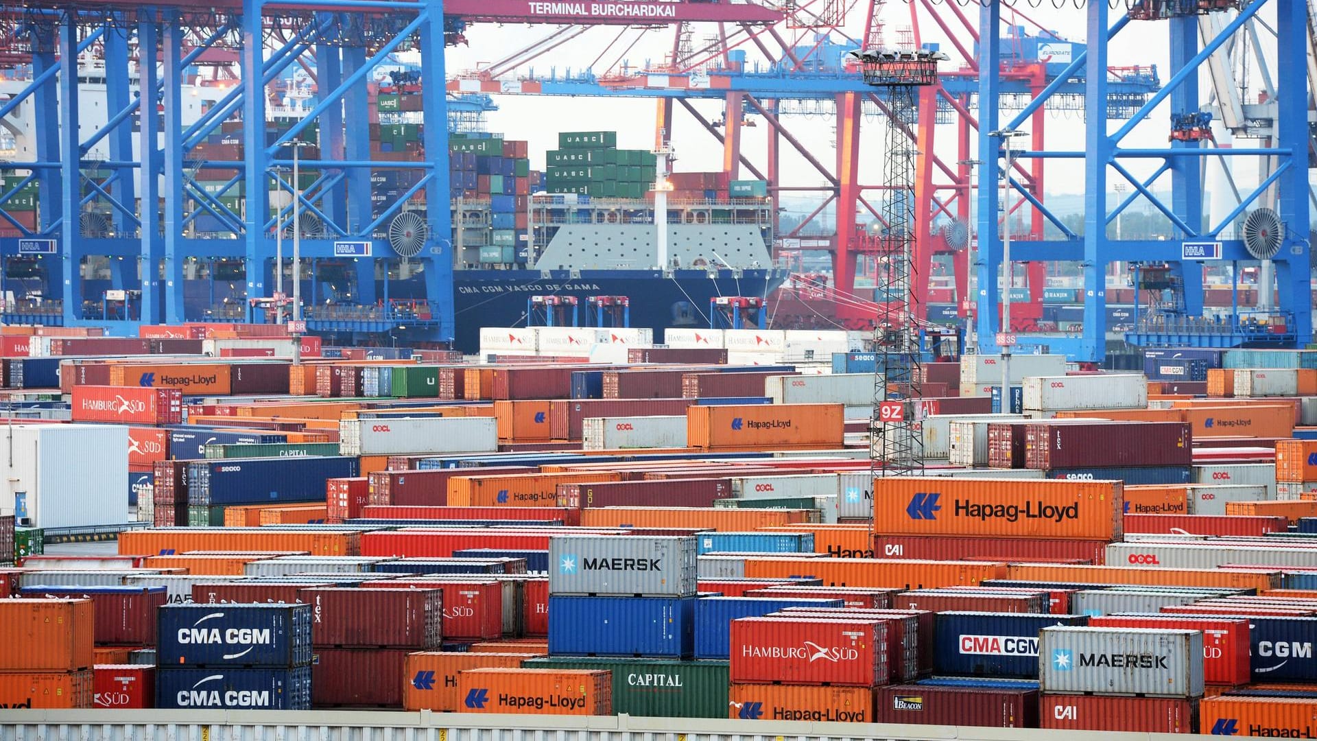 Container im Hamburger Hafen: Experten blicken positiv auf das nächste Jahr. Container im Hamburger Hafen: Experten blicken positiv auf das nächste Jahr.