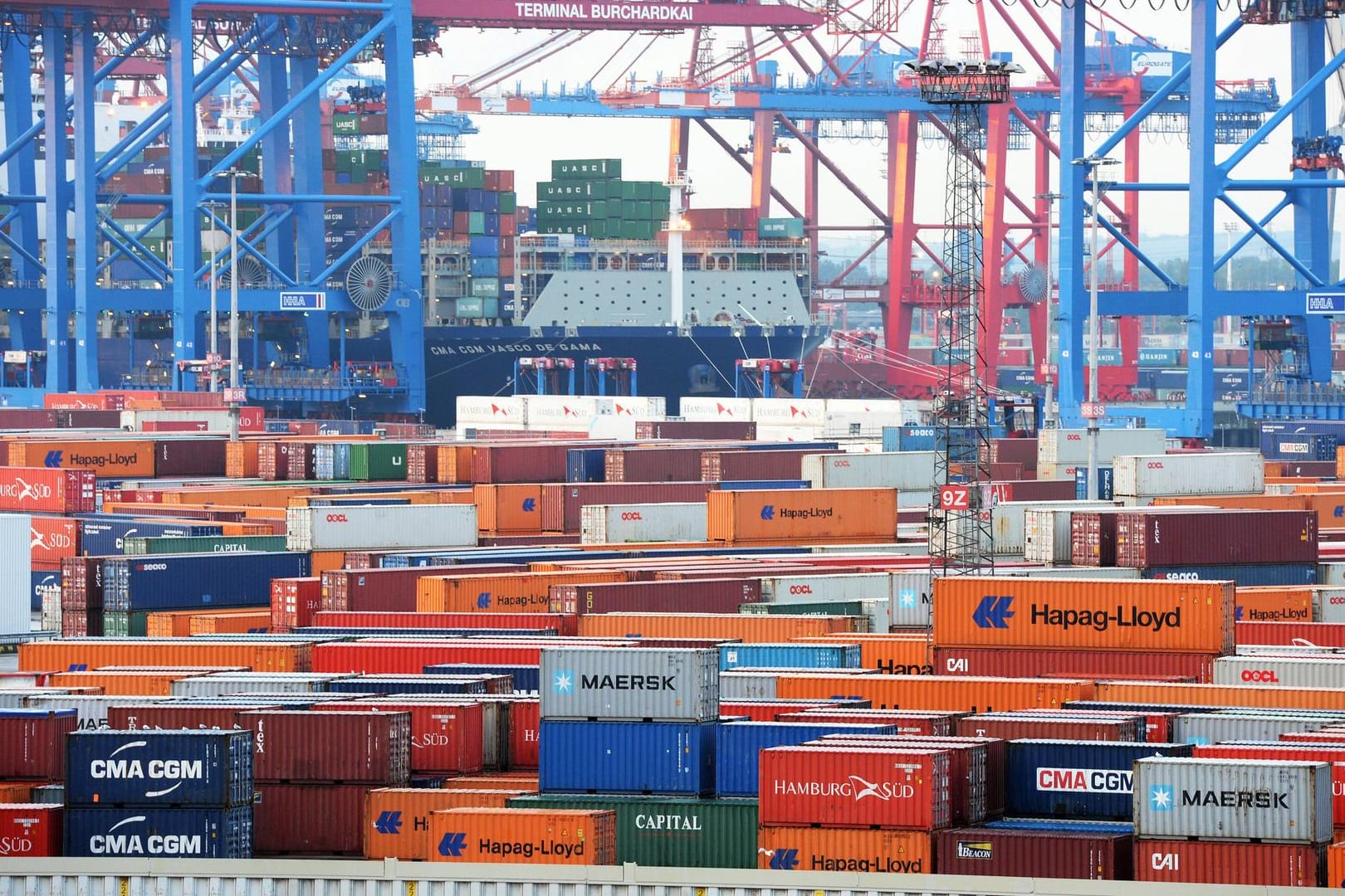 Container im Hamburger Hafen: Experten blicken positiv auf das nächste Jahr. Container im Hamburger Hafen: Experten blicken positiv auf das nächste Jahr.