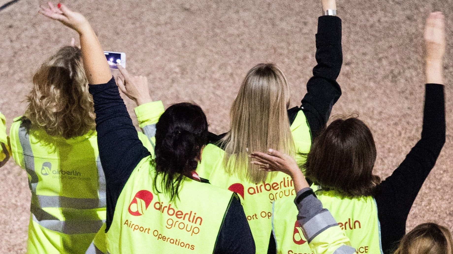 Auf Nimmerwiedersehen: Mitarbeiterinnen von Air Berlin verabschieden am 27. Oktober in Düsseldorf den letzten Flug der Gesellschaft nach Berlin. Auf Nimmerwiedersehen: Mitarbeiterinnen von Air Berlin verabschieden am 27. Oktober in Düsseldorf den letzten Flug der Gesellschaft nach Berlin.