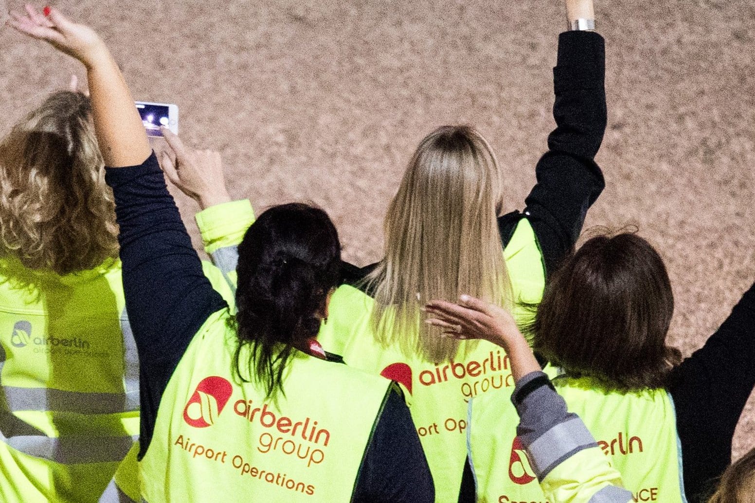 Auf Nimmerwiedersehen: Mitarbeiterinnen von Air Berlin verabschieden am 27. Oktober in Düsseldorf den letzten Flug der Gesellschaft nach Berlin. Auf Nimmerwiedersehen: Mitarbeiterinnen von Air Berlin verabschieden am 27. Oktober in Düsseldorf den letzten Flug der Gesellschaft nach Berlin.