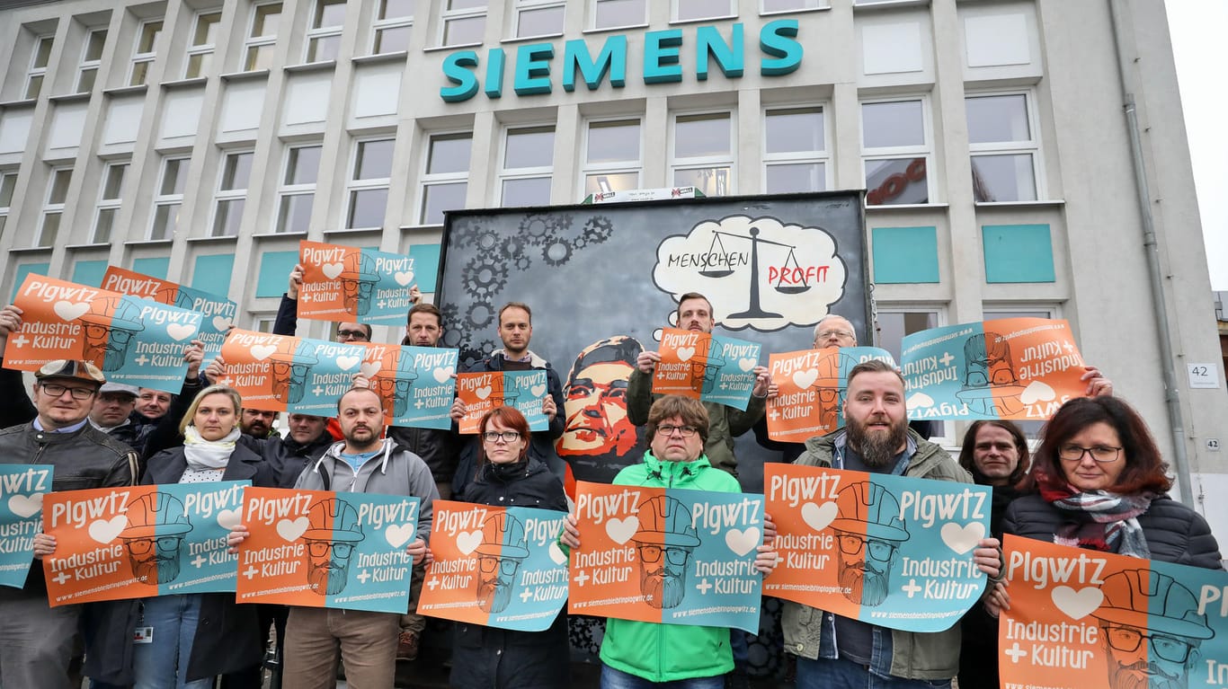 Siemens-Mitarbeiter in Leipzig demonstrieren für den Erhalt ihrer Arbeitsplätze im Stadtteil Plagwitz.