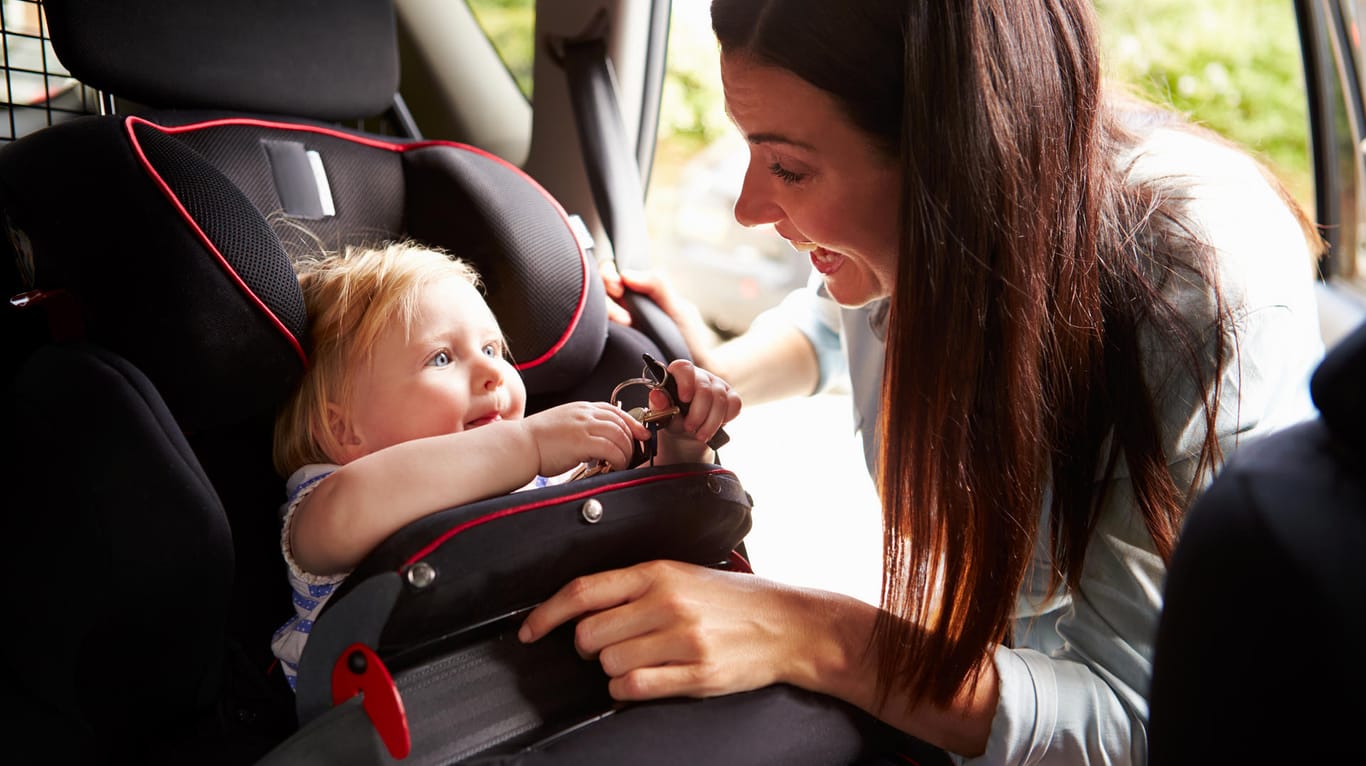 Babys und Kleinkinder dürfen nur im Kindersitz im Auto mitfahren.