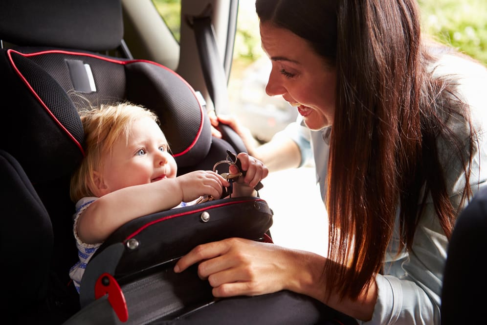 Babys und Kleinkinder dürfen nur im Kindersitz im Auto mitfahren.