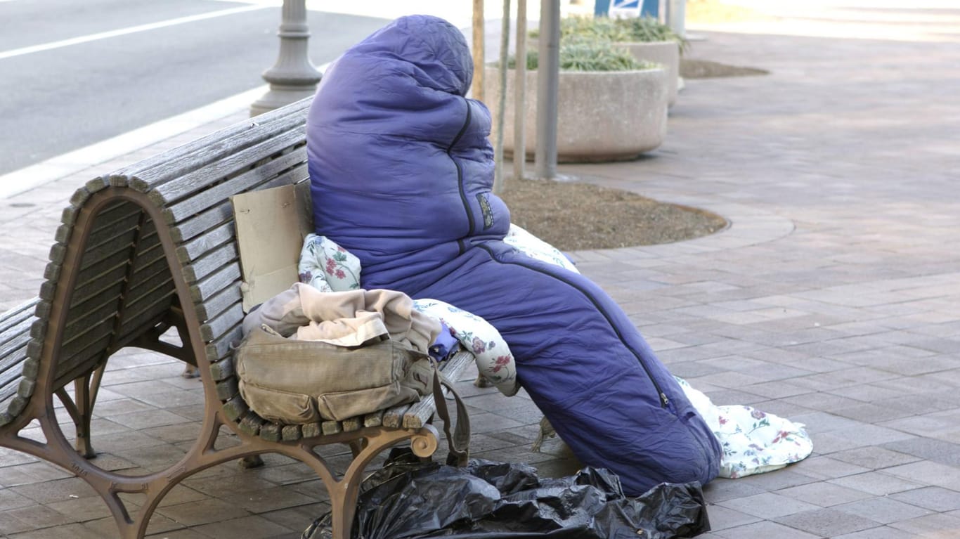 Obdachlose Person am Straßenrand. (Symbolfoto)