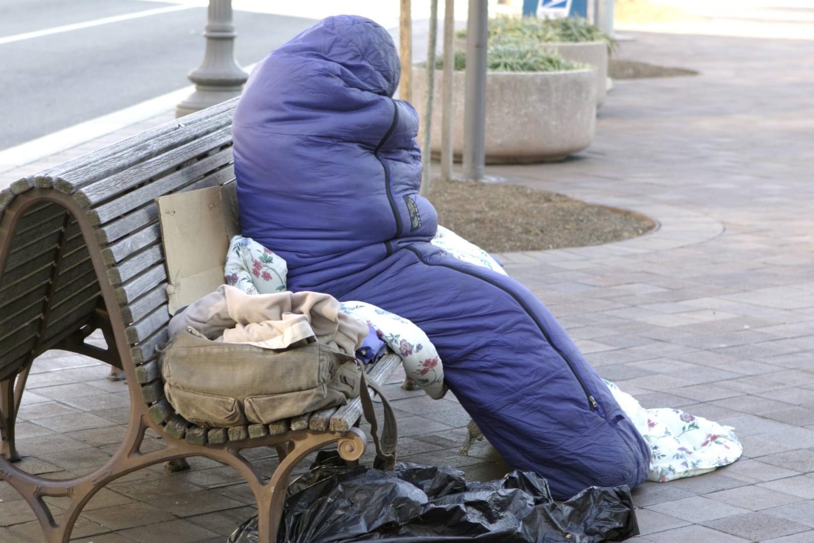 Obdachlose Person am Straßenrand. (Symbolfoto)