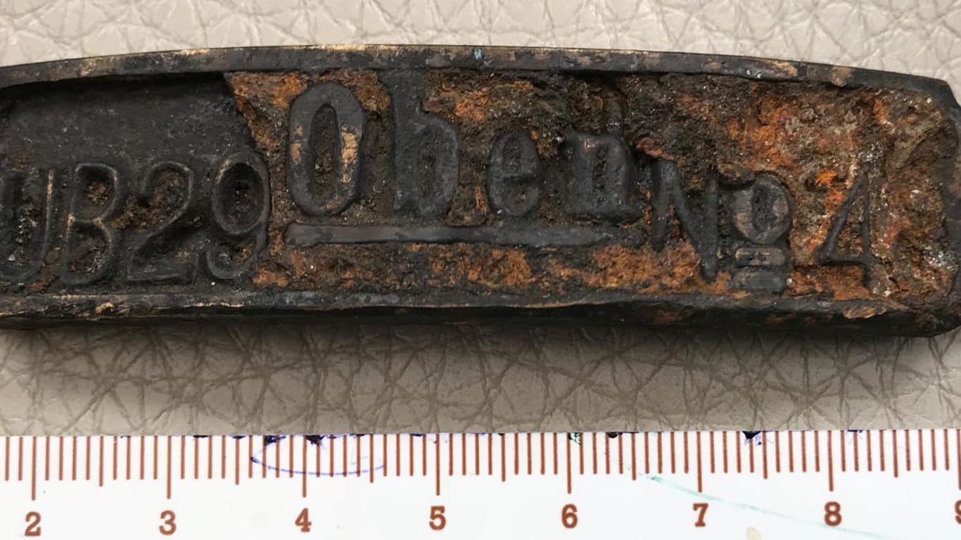 Fundstück aus der Tiefe: Mithilfe dieses Messingschilds konnte das gesunkene U-Boot identifiziert werden.
