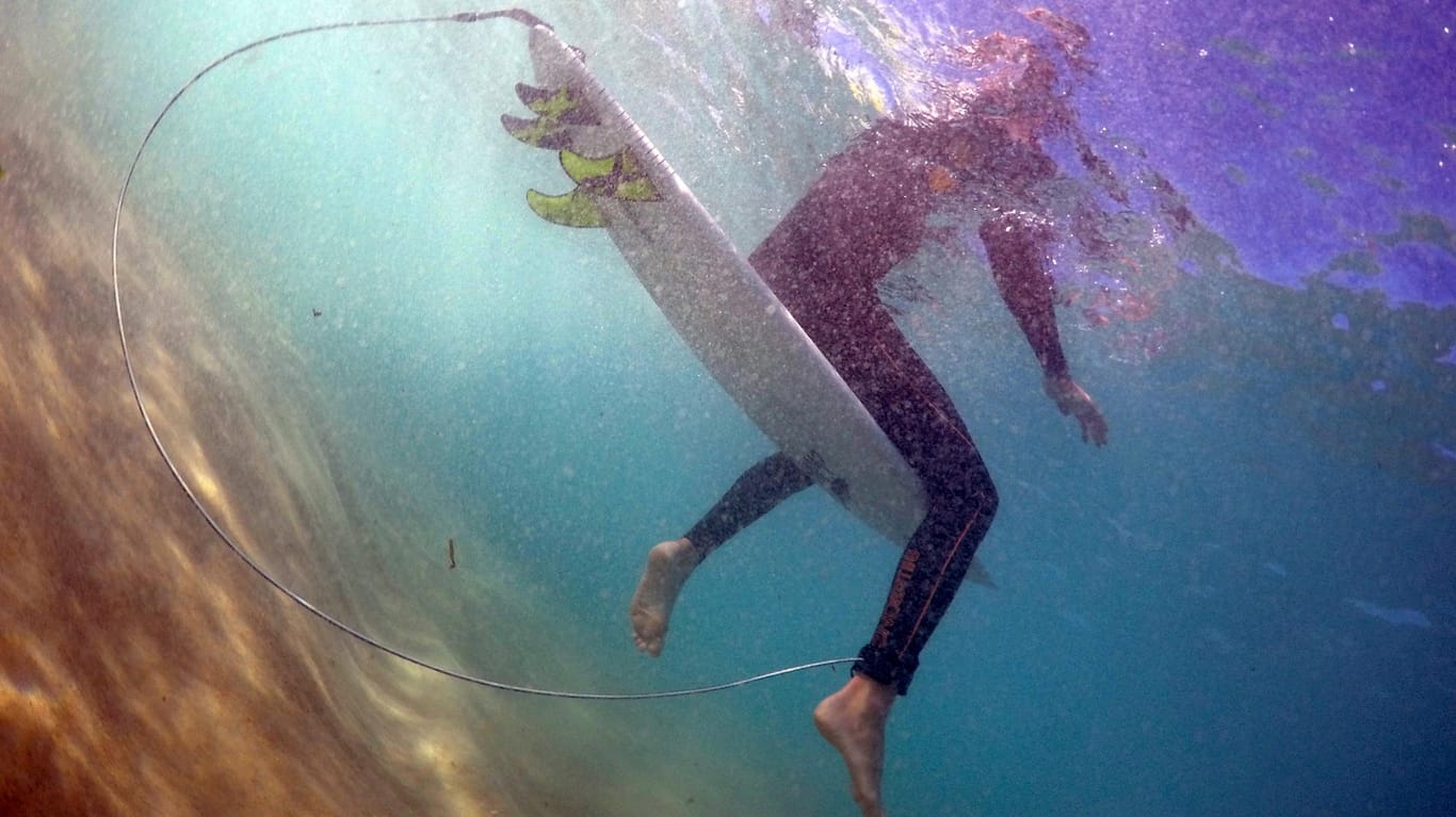 Ein Surfer wartet vor der australischen Küste auf eine Welle: In der Region sind Hai-Attacken keine Seltenheit.