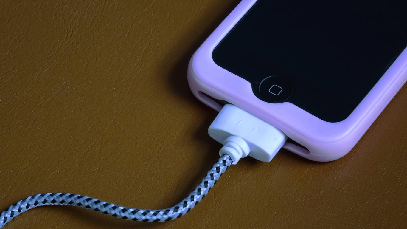 Ein Ladekabel an einem Smartphone: In Vietnam hat eine Jugendliche jetzt einen tödlichen Stromschlag erlitten.