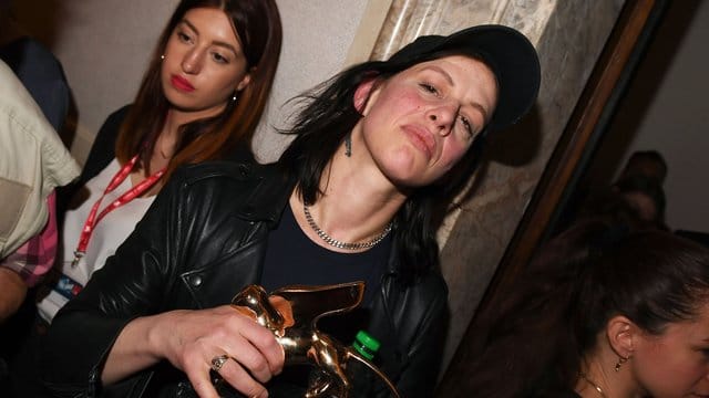 Anne Imhof hat in Venedig den Goldenen Löwen gewonnen.