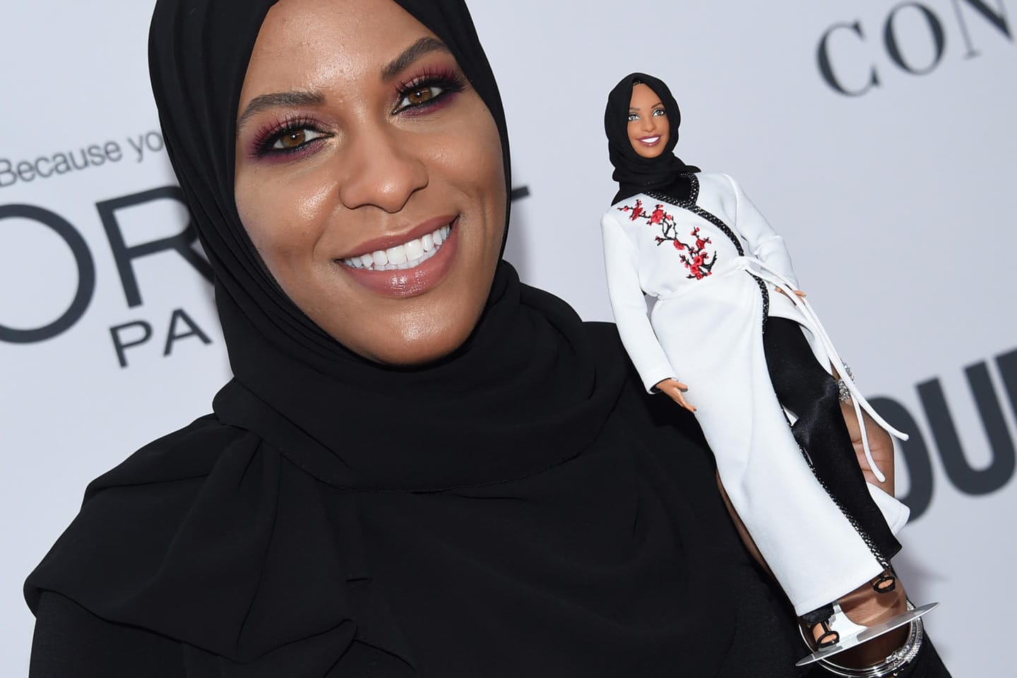Die Fechterin Ibtihaj Muhammad mit der neuen Barbie-Puppe.