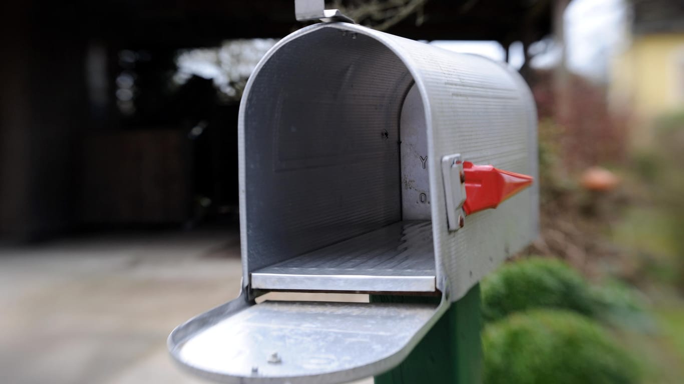 Ein leerer Briefkasten.