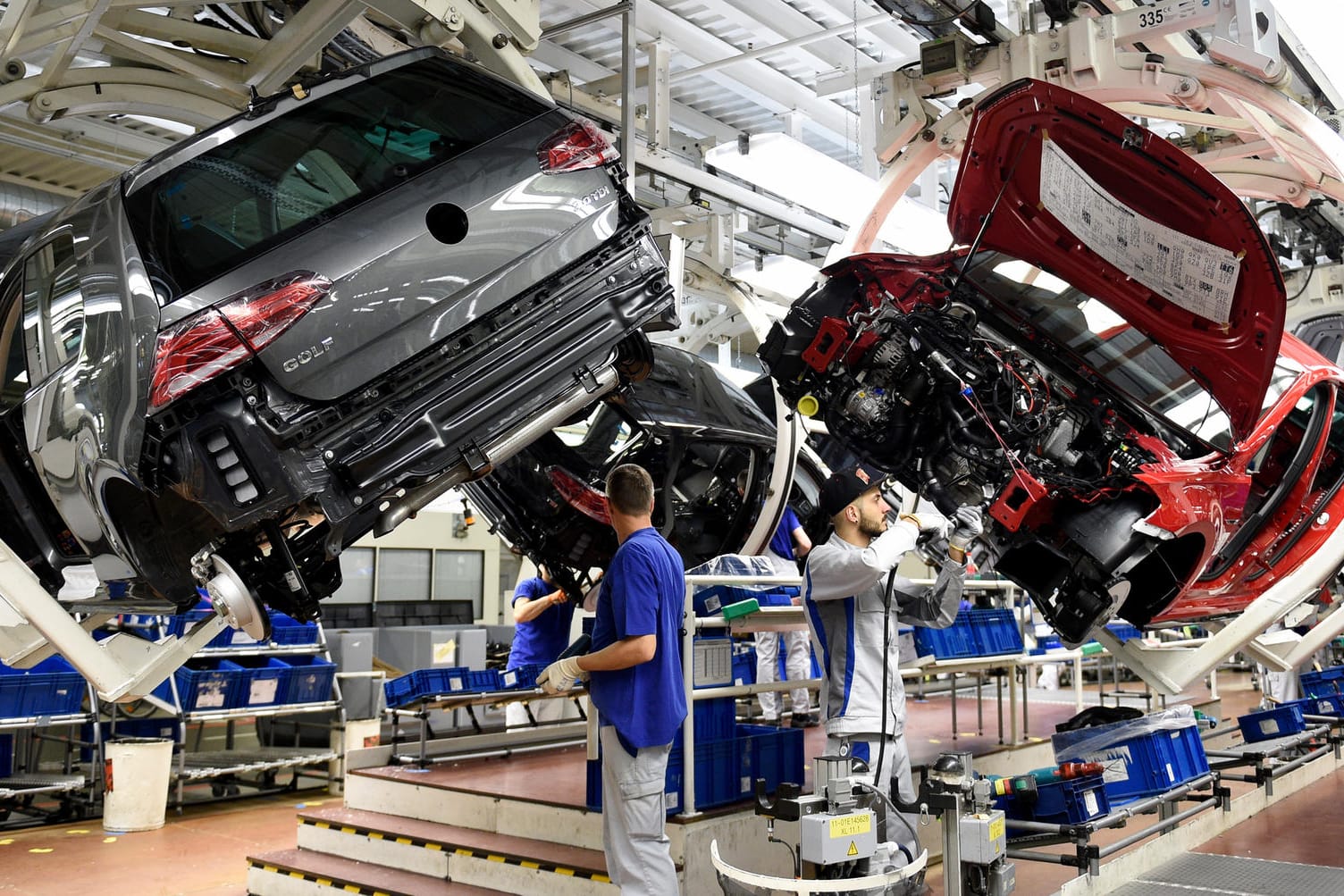 Eine Fertigungsstrecke im Volkswagen Werk in Wolfsburg: Noch ist der Acht-Stunden-Tag im Arbeitszeitgesetz festgelegt. Eine Fertigungsstrecke im Volkswagen Werk in Wolfsburg: Noch ist der Acht-Stunden-Tag im Arbeitszeitgesetz festgelegt.