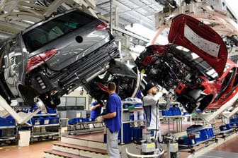 Eine Fertigungsstrecke im Volkswagen Werk in Wolfsburg: Noch ist der Acht-Stunden-Tag im Arbeitszeitgesetz festgelegt.