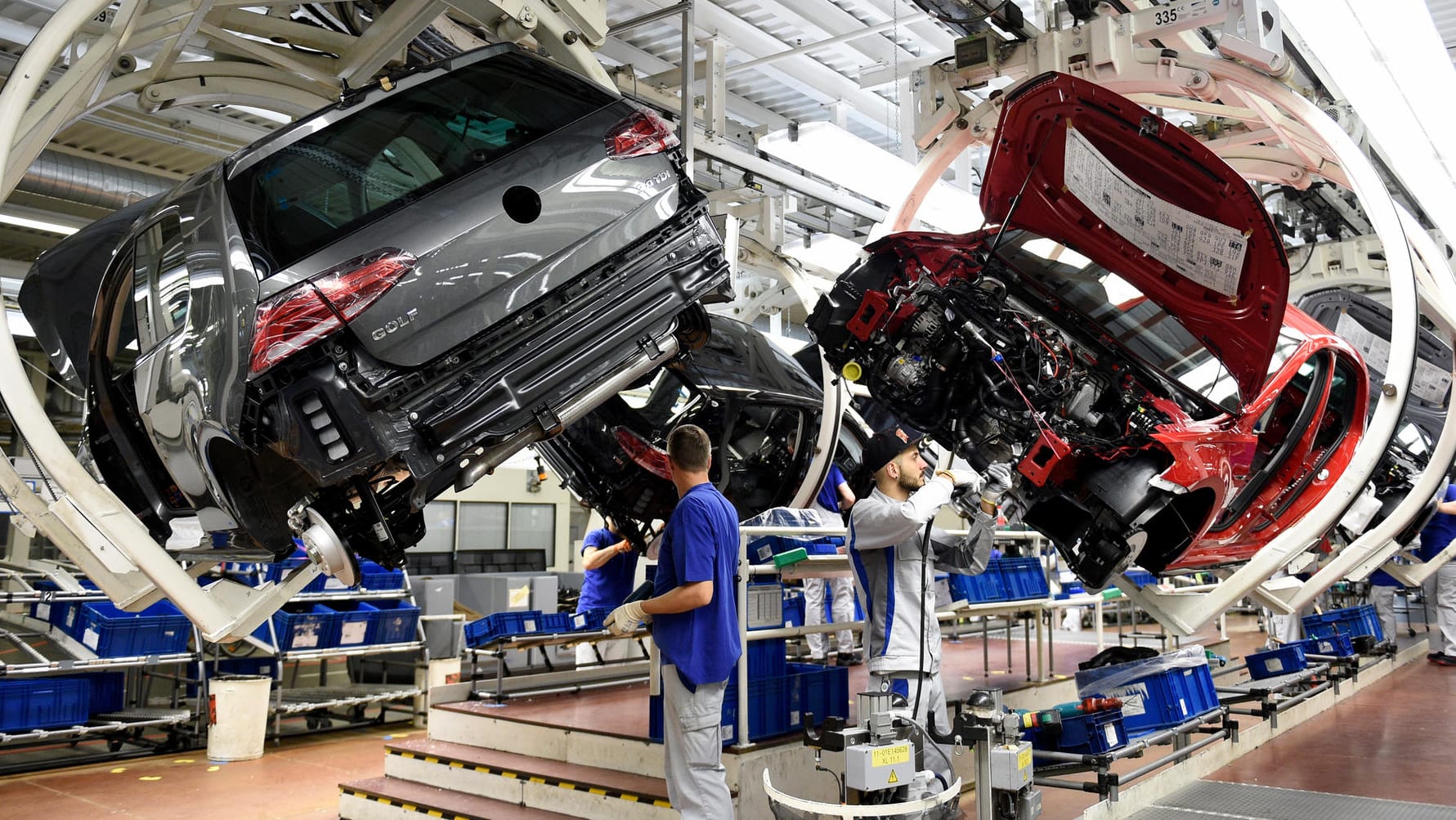 Eine Fertigungsstrecke im Volkswagen Werk in Wolfsburg: Noch ist der Acht-Stunden-Tag im Arbeitszeitgesetz festgelegt. Eine Fertigungsstrecke im Volkswagen Werk in Wolfsburg: Noch ist der Acht-Stunden-Tag im Arbeitszeitgesetz festgelegt.