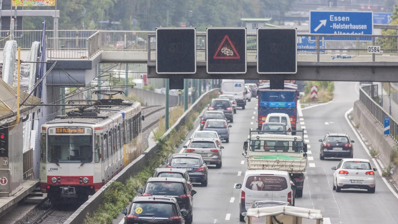 Autobahn im Ruhrgebiet: Umweltverbände beklagen falsche Aufstellorte für Feinstaubmessanlagen.