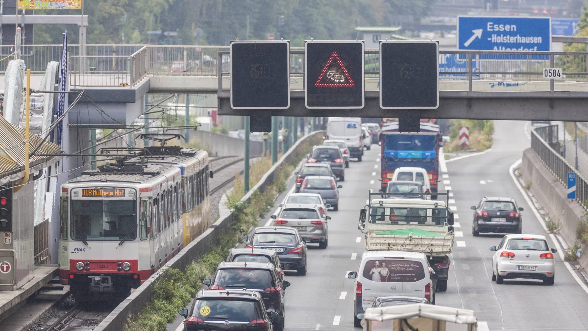 Autobahn im Ruhrgebiet: Umweltverbände beklagen falsche Aufstellorte für Feinstaubmessanlagen. Autobahn im Ruhrgebiet: Umweltverbände beklagen falsche Aufstellorte für Feinstaubmessanlagen.
